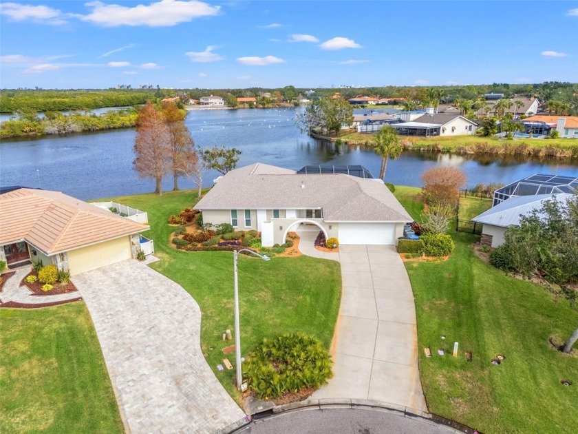 LAKEFRONT POOL HOME in Harbor Isle! Tucked away at the end of a - Beach Home for sale in St. Petersburg, Florida on Beachhouse.com
