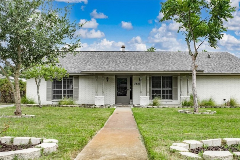 NEW ROOF AND NEW FLOORING! This spacious Flour Bluff canal front - Beach Home for sale in Corpus Christi, Texas on Beachhouse.com