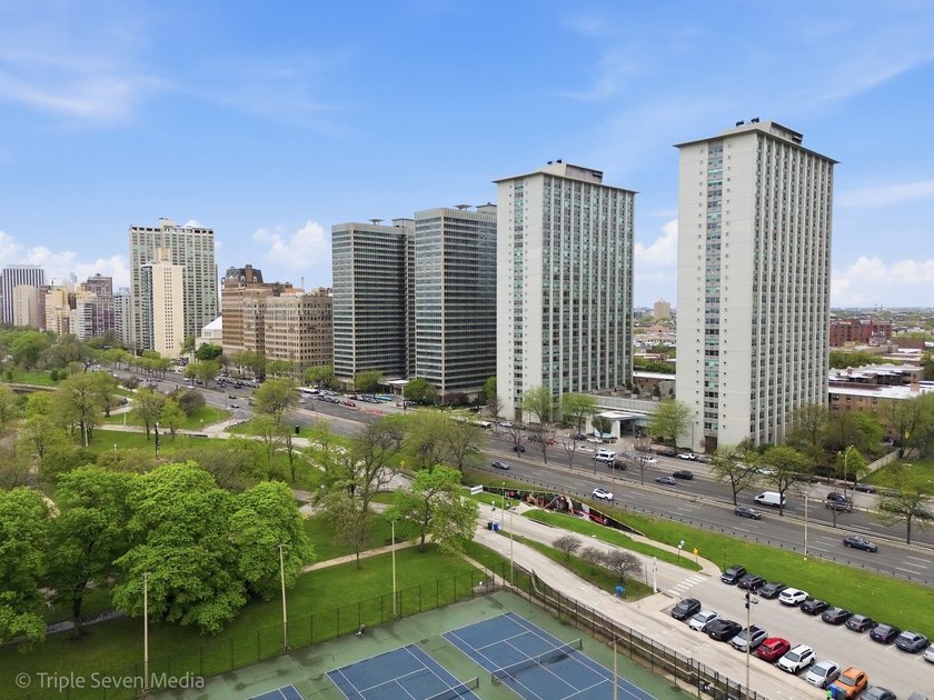 Welcome to this beautifully refreshed studio condo in a - Beach Condo for sale in Chicago, Illinois on Beachhouse.com