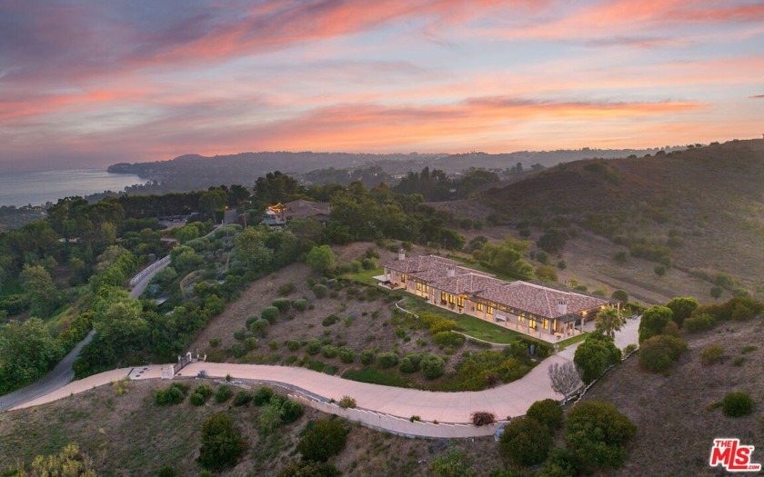 This luxurious coastal estate is a masterpiece of design - Beach Home for sale in Malibu, California on Beachhouse.com