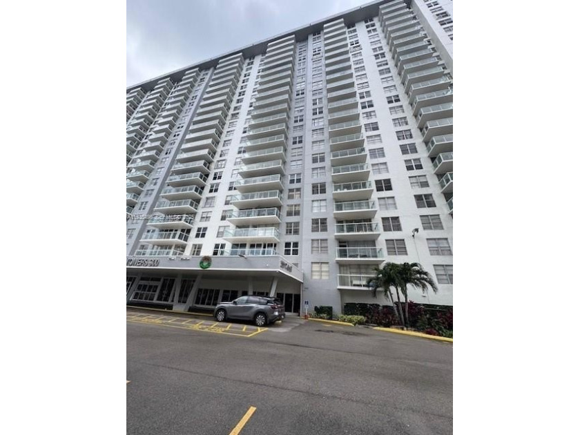 Fabulous 2 bedroom 2 bath condo in desirable Winston Towers 300. - Beach Condo for sale in North Miami Beach, Florida on Beachhouse.com