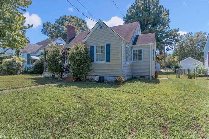Charming 3 bedroom/1 bath home with huge yard! Located in the - Beach Home for sale in Portsmouth, Virginia on Beachhouse.com