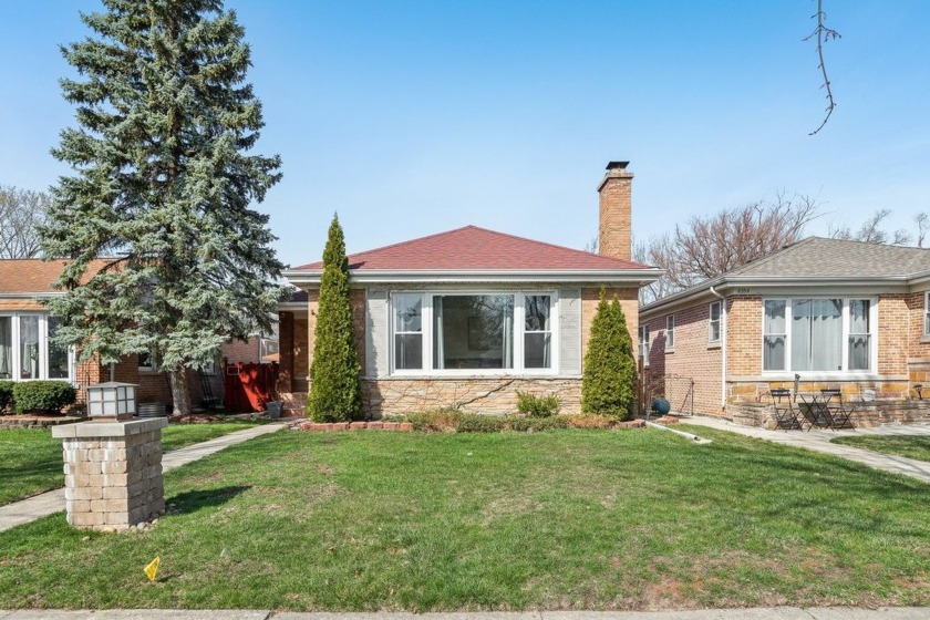 Come take a look at this stunning, recently renovated home - Beach Home for sale in Skokie, Illinois on Beachhouse.com
