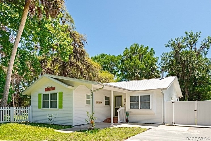 Step into this Charming Completely remodeled 2-bedroom - Beach Home for sale in Yankeetown, Florida on Beachhouse.com