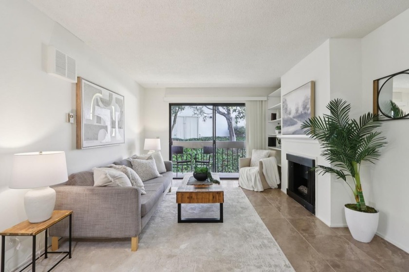 This beautiful 1 bedroom + bonus room, 1 bath condo offers a - Beach Condo for sale in Monterey, California on Beachhouse.com