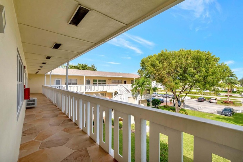 Beautifully updated 1BR/1Bath condo in one of the largest floor - Beach Condo for sale in Boca Raton, Florida on Beachhouse.com