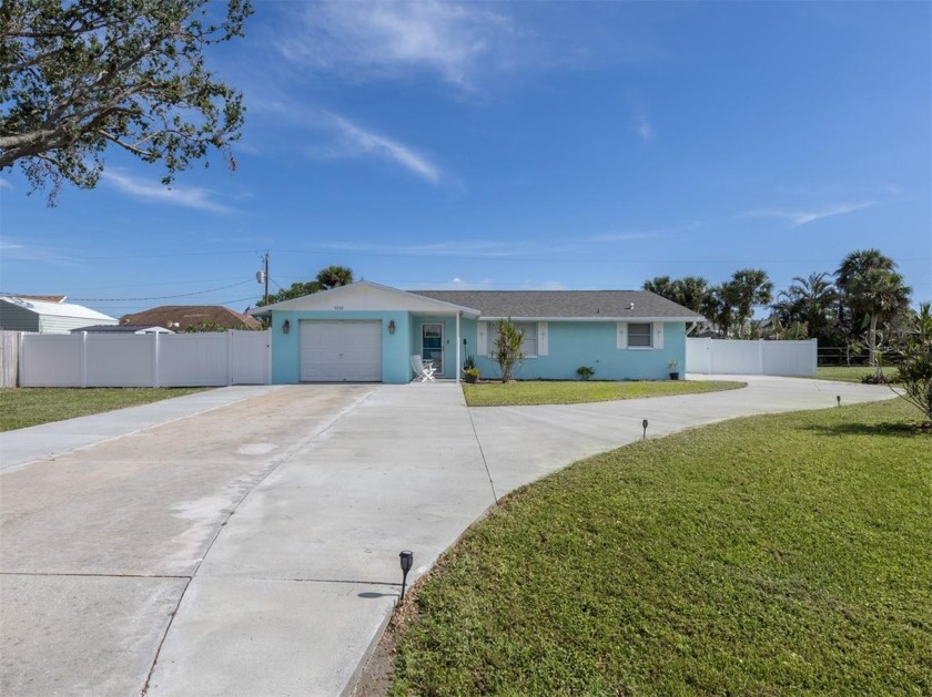 Charming Newly Remodeled 2/2/1 Pool Home on Oversized Lot
 - Beach Home for sale in Venice, Florida on Beachhouse.com