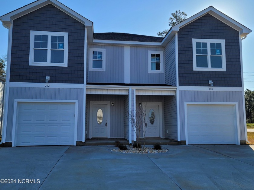 Welcome to this stunning new townhome in SNEADS FERRY (right - Beach Townhome/Townhouse for sale in Holly Ridge, North Carolina on Beachhouse.com