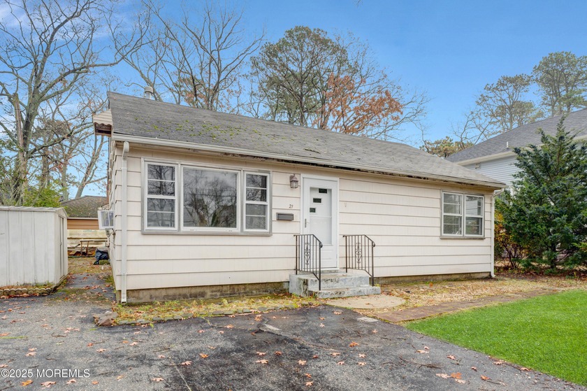 Charming and spacious 2 bedroom ranch tucked away on a quiet - Beach Home for sale in Brick, New Jersey on Beachhouse.com