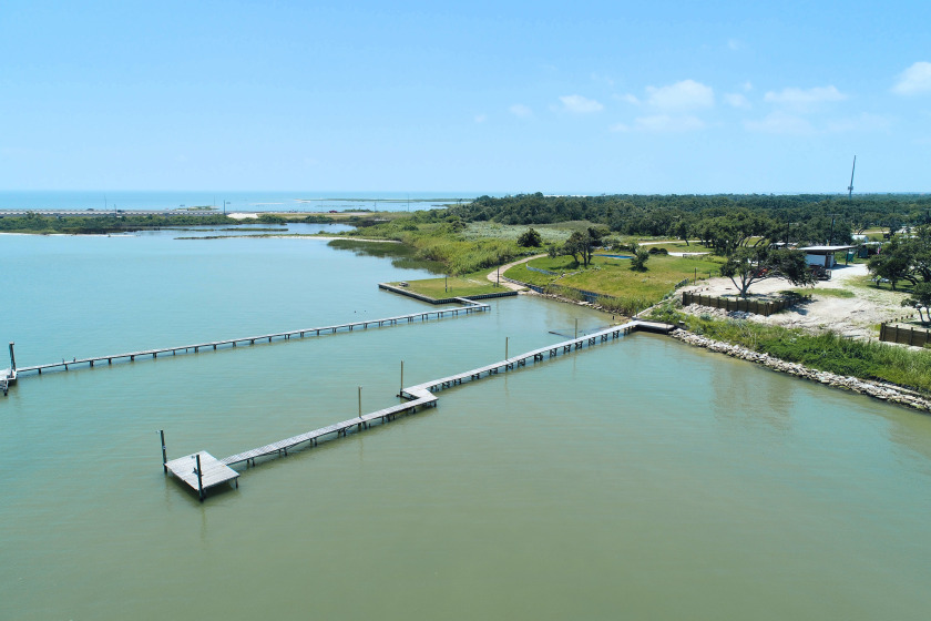 3 bedroom 2 bath nestled in the oak trees right on Copano Bay! - Beach Vacation Rentals in Rockport, Texas on Beachhouse.com