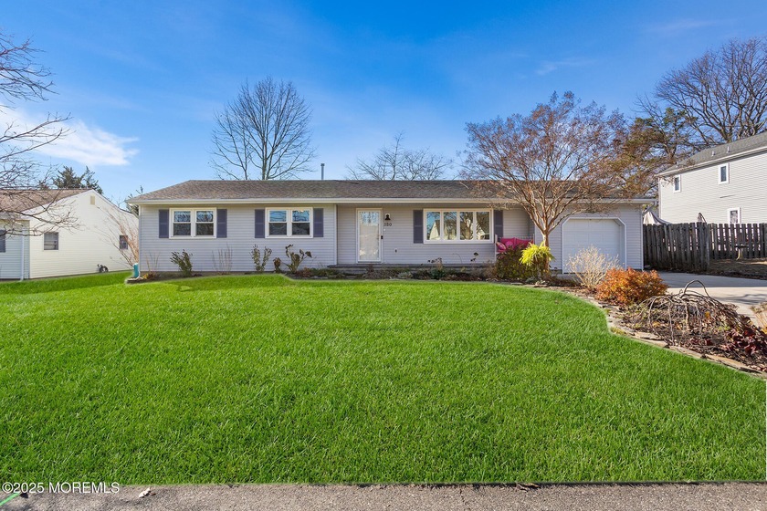 Beautifully updated 3BR/1BA ranch in desirable Lake Riviera - Beach Home for sale in Brick, New Jersey on Beachhouse.com