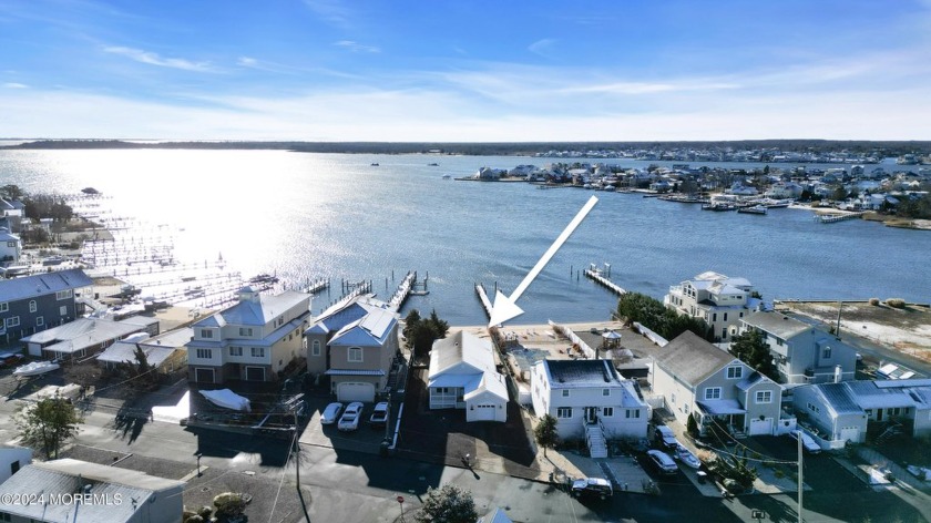 What a Great opportunity to own a BAYFRONT property with an - Beach Home for sale in Toms River, New Jersey on Beachhouse.com