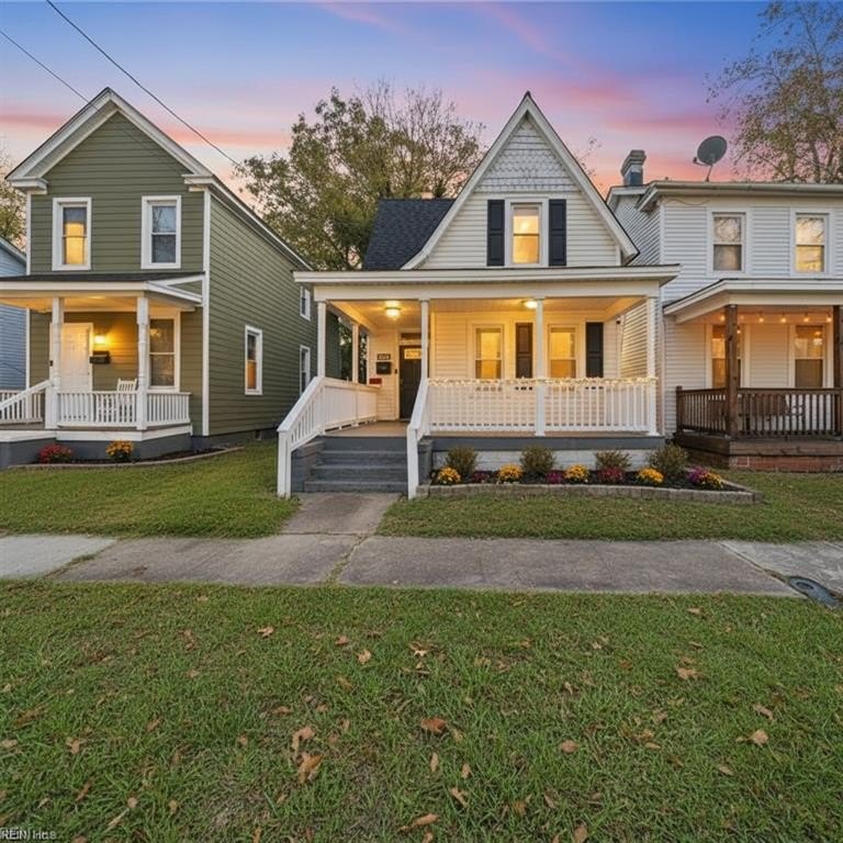 Fall in love with this adorable 3 Bedroom, 2 Bath home offering - Beach Home for sale in Portsmouth, Virginia on Beachhouse.com