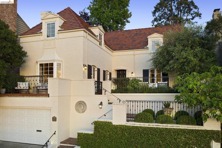 Sophisticated and effortlessly welcoming, 126 Woodland Way is a - Beach Home for sale in Piedmont, California on Beachhouse.com