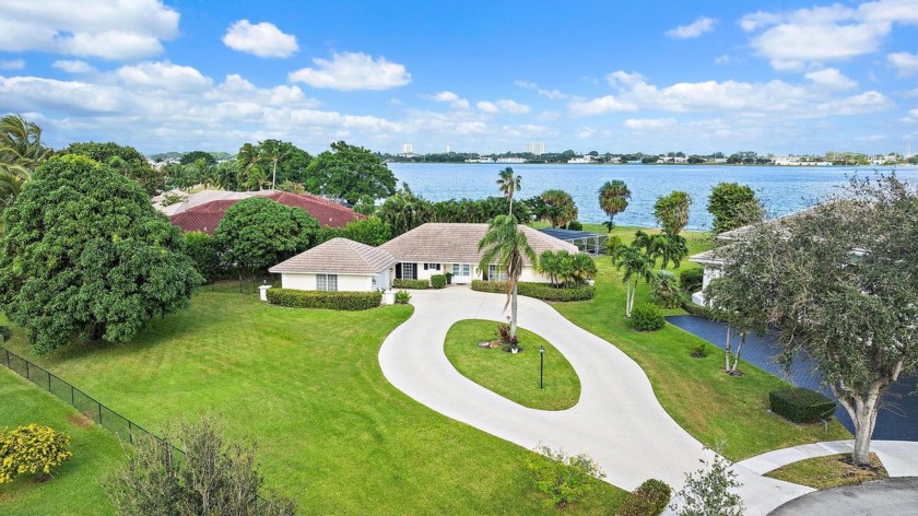 Beautiful piece of Real Estate on a quiet cul de sac overlooking - Beach Home for sale in West Palm Beach, Florida on Beachhouse.com