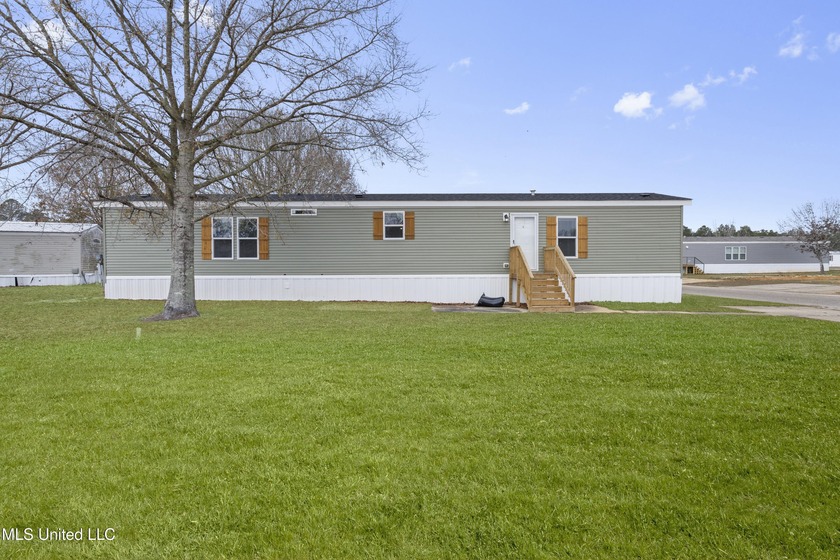 Gorgeous like-new manufactured home located in the established - Beach Home for sale in Ocean Springs, Mississippi on Beachhouse.com
