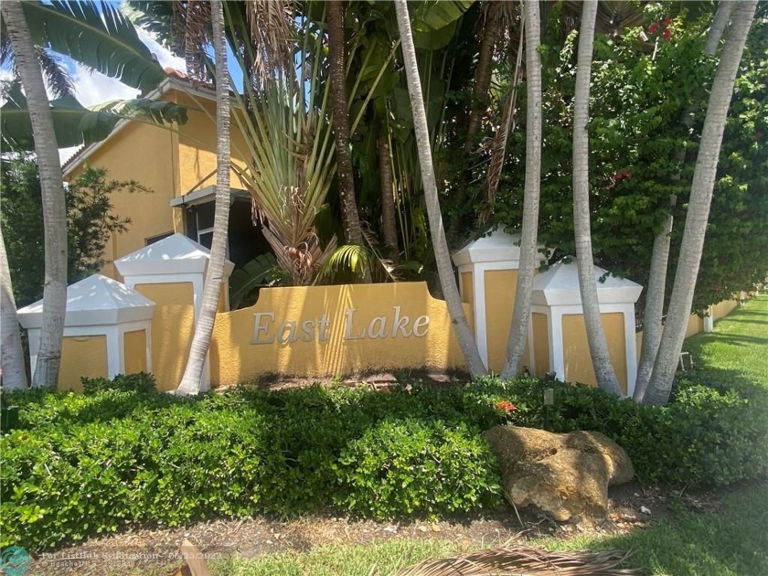 VERY WELL MAINTAINED GATED COMMUNITY IN THE CENTER OF BEAUTIFUL - Beach Home for sale in Hollywood, Florida on Beachhouse.com