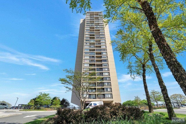 Bright and airy 1 bedroom 1 1/2 bath apartment with living room - Beach Other for sale in Fort Lee, New Jersey on Beachhouse.com