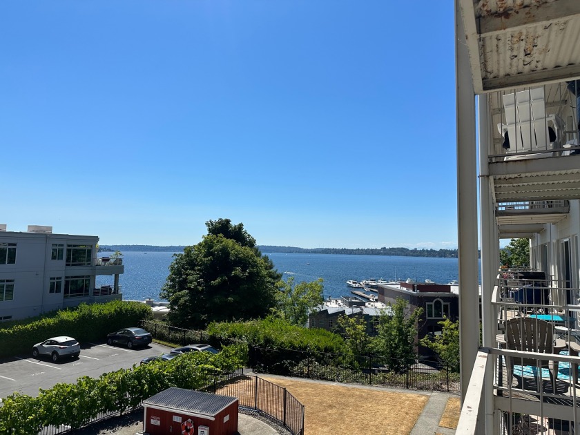 Lakeview and steps to famous Lake Street - Beach Vacation Rentals in Kirkland, Washington on Beachhouse.com
