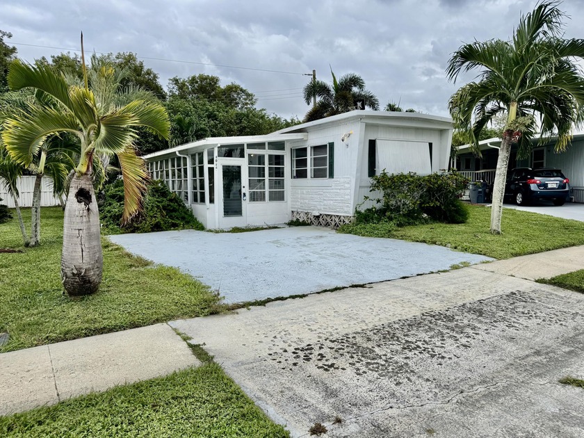 Welcome to Tropical Breeze Estates in Boynton Beach! This - Beach Home for sale in Boynton Beach, Florida on Beachhouse.com
