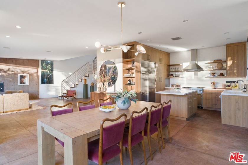 This magnificent architectural compound is set on a large lot - Beach Home for sale in Venice, California on Beachhouse.com