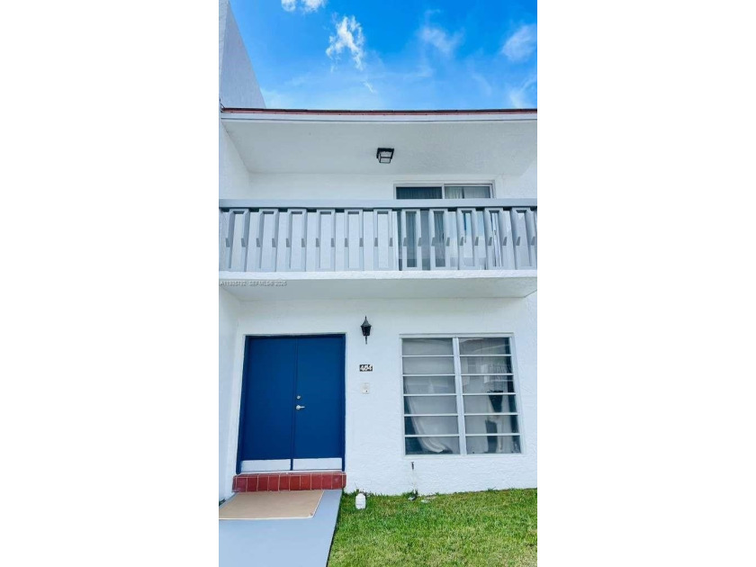 Spacious 3-bedroom, 3-bathroom condominium located in the highly - Beach Condo for sale in Palmetto Bay, Florida on Beachhouse.com