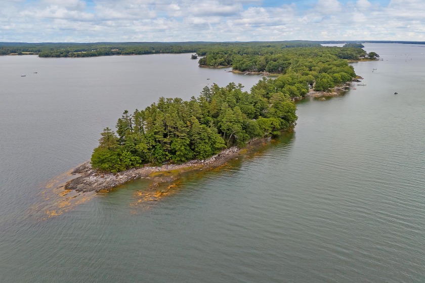 Welcome to this one-of-a-kind seaside retreat at the end of the - Beach Home for sale in Freeport, Maine on Beachhouse.com