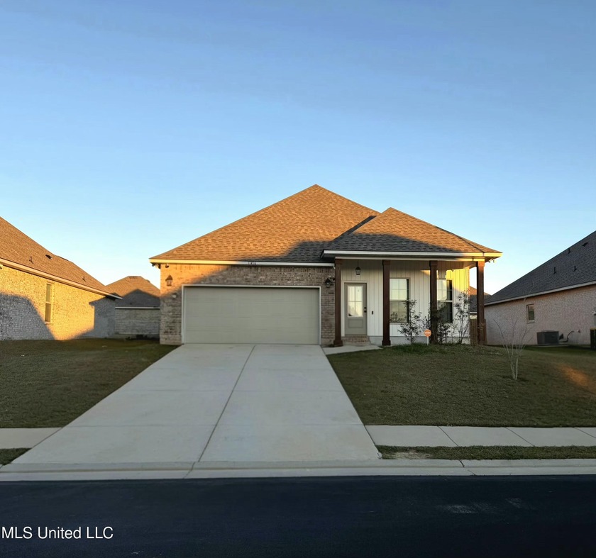 *** MULTIPLE APPLIANCES TO REMAIN WITH PURCHASE*** LESS THAN 3 - Beach Home for sale in Gulfport, Mississippi on Beachhouse.com