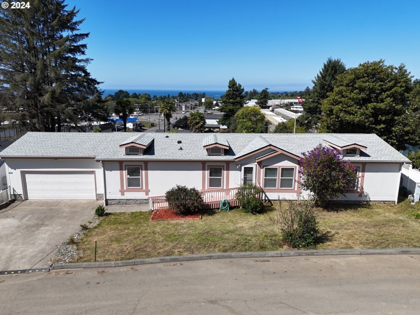 Welcome to your dream manufactured home, offering an unbeatable - Beach Home for sale in Brookings, Oregon on Beachhouse.com