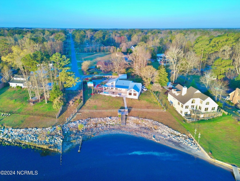 ONE OF THE NEWEST HOMES ON THE NEUSE RIVER. BUILT IN 2020, THIS - Beach Home for sale in New Bern, North Carolina on Beachhouse.com