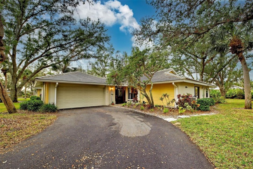 Discover this immaculate 2-bedroom, 2-bathroom villa with a - Beach Home for sale in Venice, Florida on Beachhouse.com