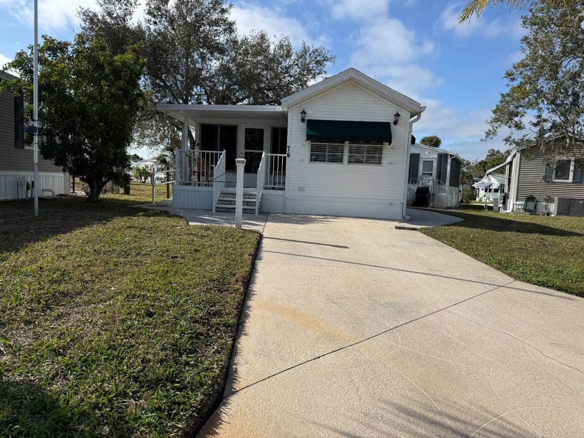Beautiful one-level, one-bedroom, one-bath home located in the - Beach Home for sale in Nokomis, Florida on Beachhouse.com
