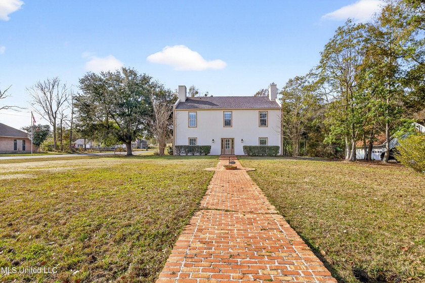 This beautiful house is on an extra large corner lot and cul de - Beach Home for sale in Diamondhead, Mississippi on Beachhouse.com