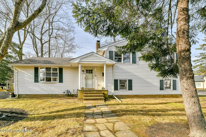 Wonderful split-level home, corner lot in the heart of W - Beach Home for sale in West Allenhurst, New Jersey on Beachhouse.com