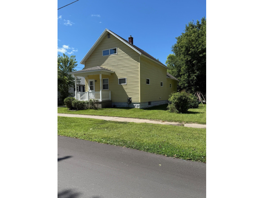 Nice 4-bedroom 1-bath family home, two bedrooms on the main - Beach Home for sale in Manistee, Michigan on Beachhouse.com