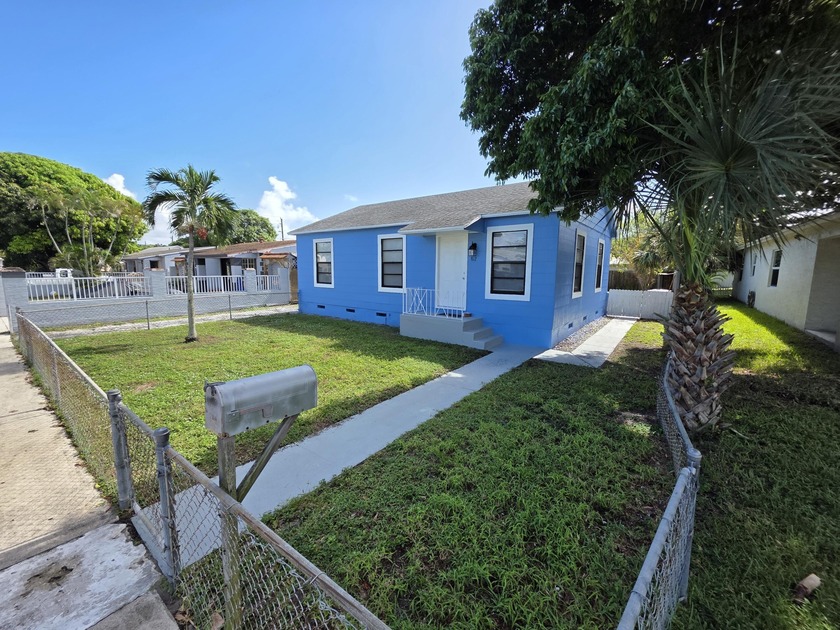 Welcome to 812 Selkirk Street, a charming 3-bedroom, 1-bathroom - Beach Home for sale in West Palm Beach, Florida on Beachhouse.com