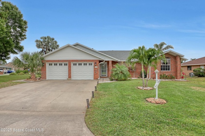 This stunning 3 bedroom, 2 bathroom, single-family home offers - Beach Home for sale in Melbourne, Florida on Beachhouse.com
