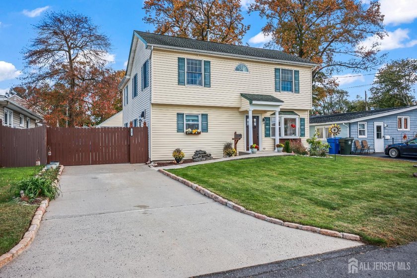 *Best & Final offers Monday 4/13 AT 12PM* MOVE RIGHT IN to this - Beach Home for sale in Old Bridge, New Jersey on Beachhouse.com
