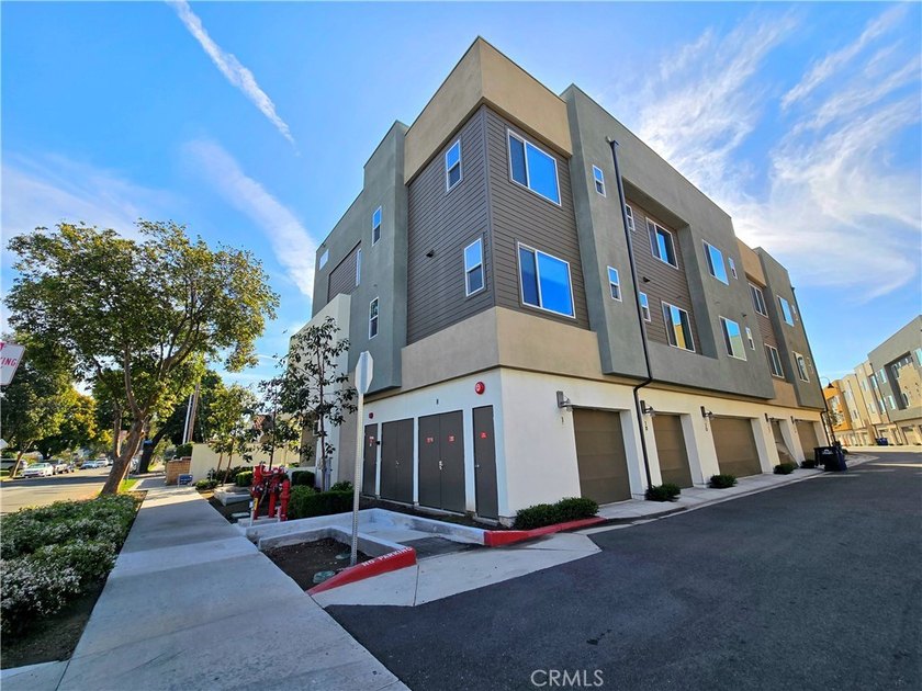 Experience elevated living in this stunning modern 3-story - Beach Townhome/Townhouse for sale in Long Beach, California on Beachhouse.com