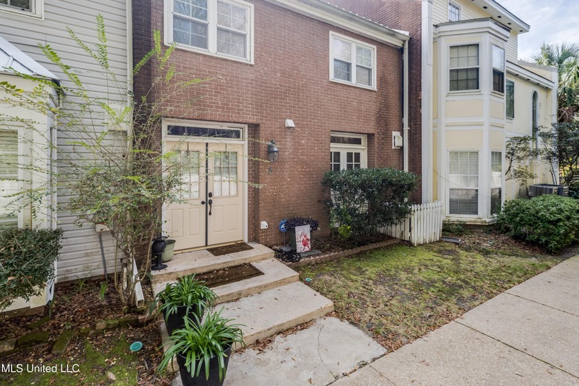 You don't want to miss this charming 2bd 1.5ba townhouse condo - Beach Condo for sale in Gulfport, Mississippi on Beachhouse.com