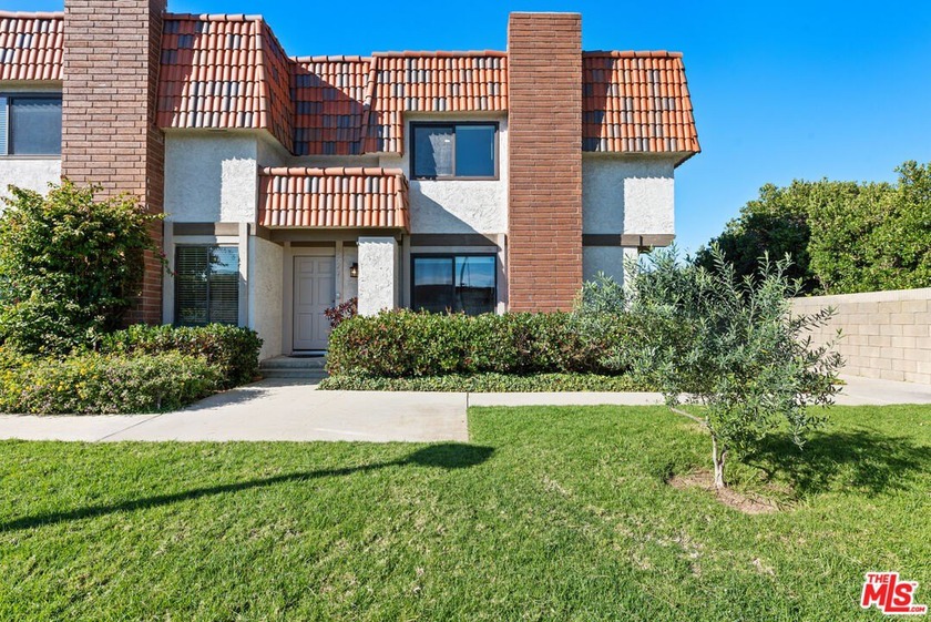 Ideally positioned within the highly desirable, guard-gated - Beach Townhome/Townhouse for sale in Rancho Palos Verdes, California on Beachhouse.com