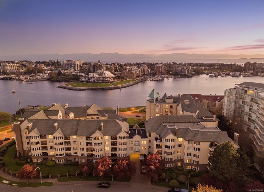 Welcome to the beautiful Songhees Point complex, located across - Beach Condo for sale in Victoria, British Columbia on Beachhouse.com