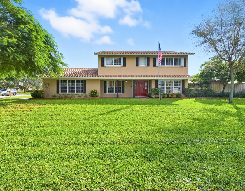 Beautiful two-story family home on a large corner lot in the - Beach Home for sale in Palm Beach Gardens, Florida on Beachhouse.com