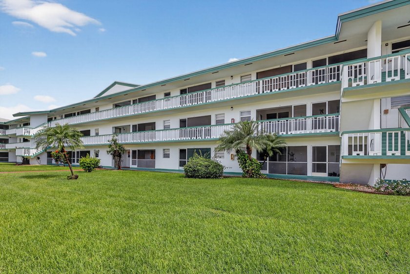 Beautifully maintained 2-bed, 2-bath condo in the gated 55+ - Beach Condo for sale in Hollywood, Florida on Beachhouse.com