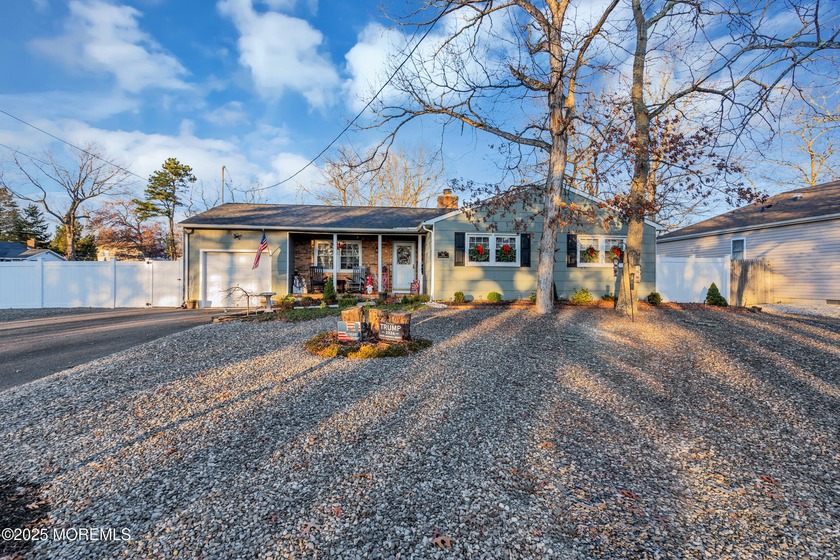 Charming Lake View Home in Forked River, NJ This inviting - Beach Home for sale in Forked River, New Jersey on Beachhouse.com