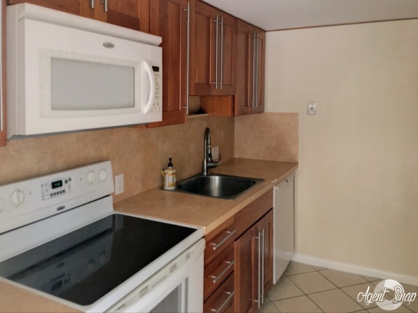 This is the spacious 3 bedroom unit you have been waiting for! - Beach Condo for sale in Weymouth, Massachusetts on Beachhouse.com