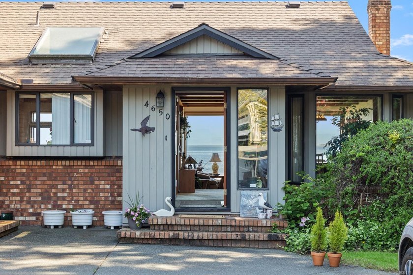 This custom-built 1983 oceanfront home has been lovingly cared - Beach Home for sale in Courtenay, British Columbia on Beachhouse.com