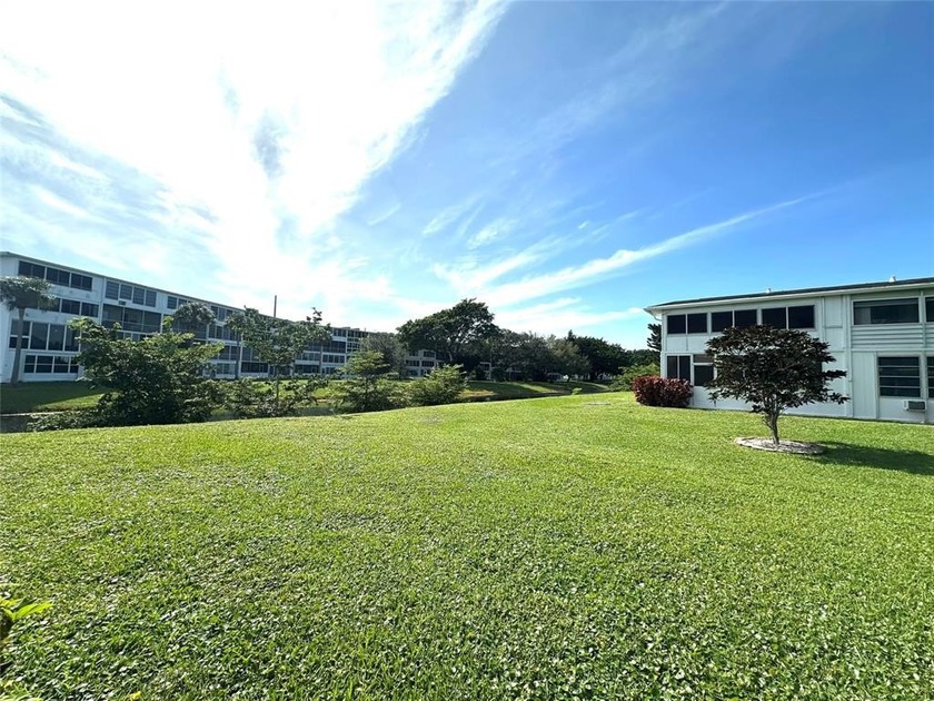 STUNNING 2-bedrm, 1.5-bath corner condo on the 2nd - Beach Condo for sale in Deerfield Beach, Florida on Beachhouse.com