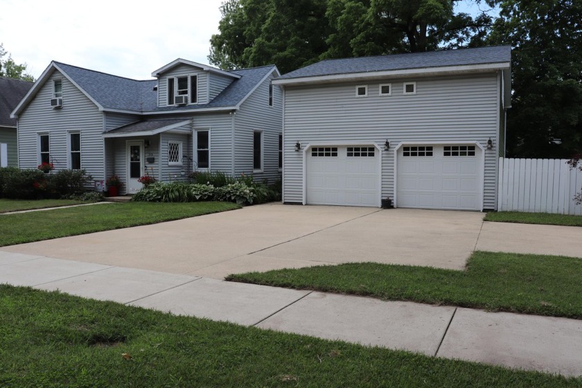 This home is just 8 blocks from Lake Michigan. It sits on a - Beach Home for sale in South Haven, Michigan on Beachhouse.com