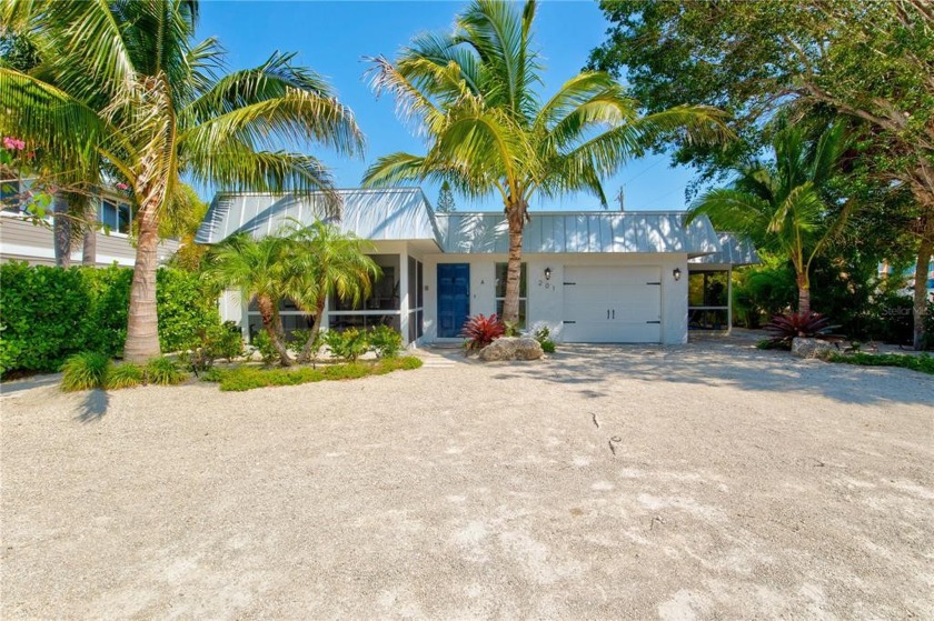 Completely updated & turnkey!  Stunning 4 bedroom 4 bath luxury - Beach Home for sale in Holmes Beach, Florida on Beachhouse.com